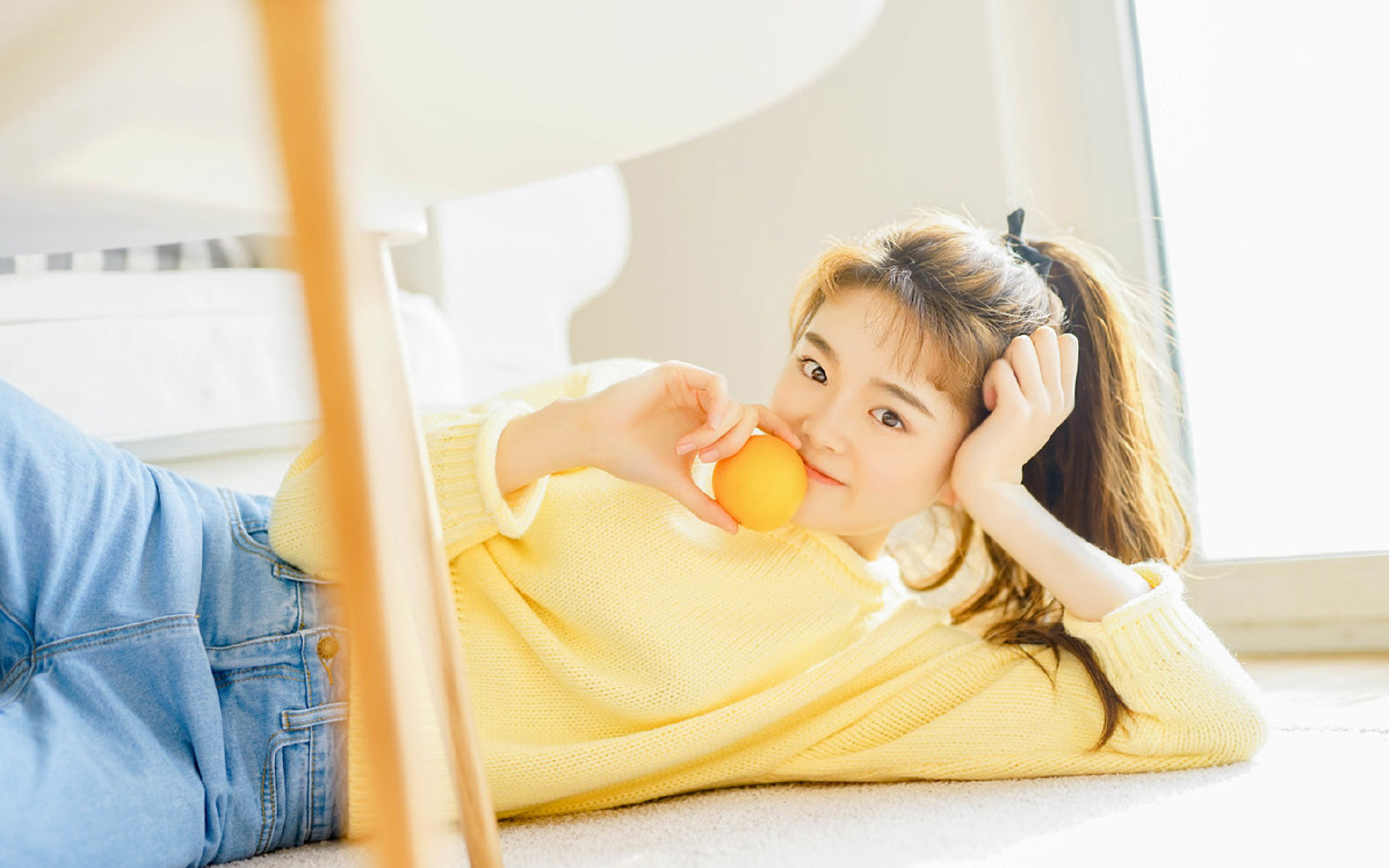 九游网页版官网-张雨霏与偶像合影传承游泳精神,张雨霏80分钟内揽获两块金牌